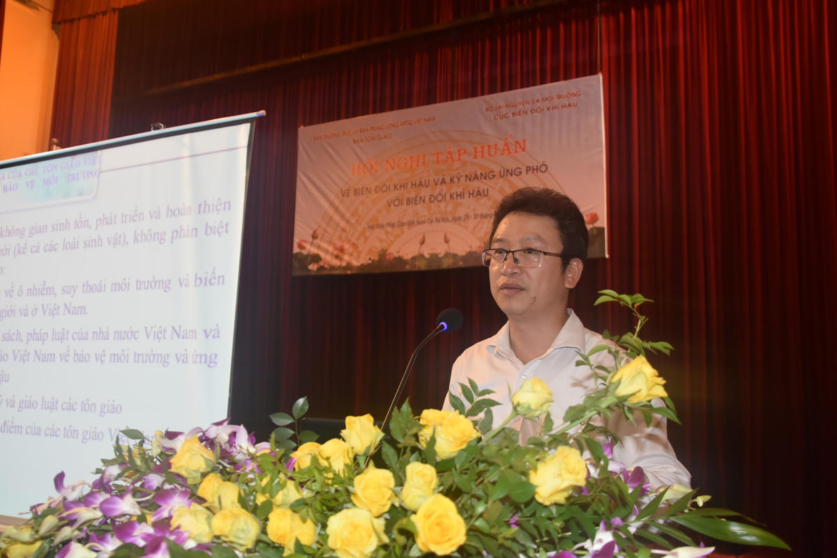 Ông Nguyễn Văn Thanh, Trưởng Ban Tôn giáo UBTƯ MTTQ Việt Nam trình bày chuyên đề Phát huy vai trò của các tôn giáo Việt Nam trong việc tham gia bảo vệ môi trường & ứng phó với biến đổi khí hậu. Ảnh: Trung Quân.