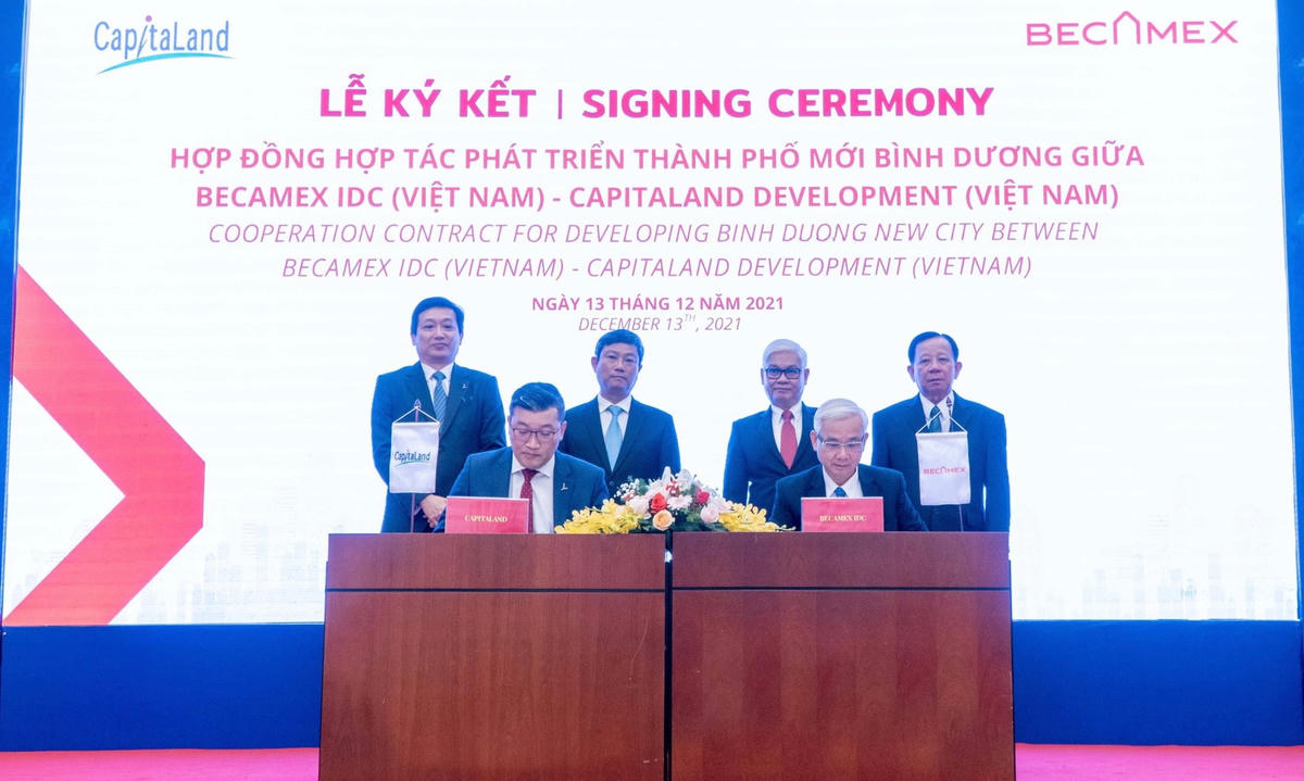 Trước sự chứng kiến của lãnh đạo tỉnh Bình Dương,  Becamex IDC và CapitaLand thực hiện ký kết hợp tác dự án phát triển Thành phố mới Bình Dương.