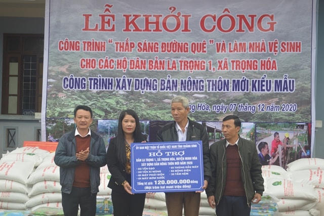 Mặt trận tỉnh Quảng Bình hỗ trợ bản La Trọng 1 trị giá 120 triệu đồng.
