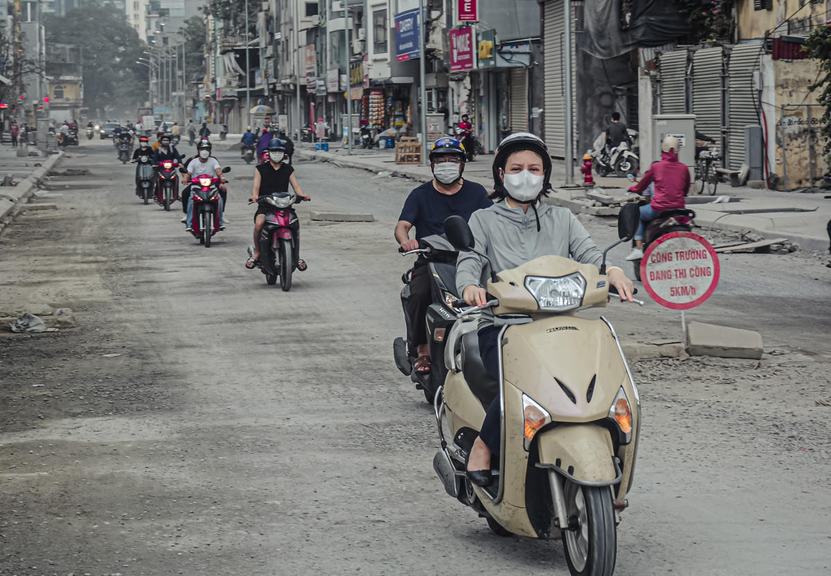 Ông Đinh Văn Hải, Giám đốc Ban Quản lý dự án quận Thanh Xuân cho biết, sau khi Hà Nội áp dụng theo Chỉ thị 22 chúng tôi đã chỉ đạo đơn vị thi công là tăng cường tập kết vật tư, vật liệu, máy móc, thiết bị và nhân công để đẩy nhanh tiến độ thi công dự án.