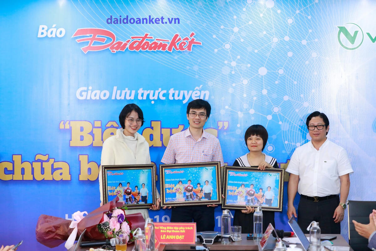 Nhà báo Lê Anh Đạt tặng quà lưu niệm các khách mời đặc biệt tham gia giao lưu. Ảnh: Quang Vinh.
