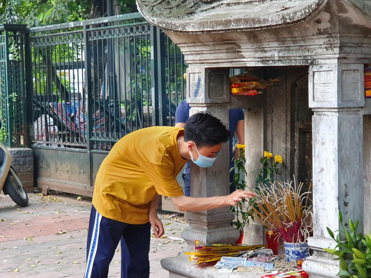 Hoàng Tuấn Anh (Cầu Giấy - Hà Nội) chia sẻ: "Em đã cùng mẹ đi chợ sớm mua hoa quả đến đây để cầu may. Bản thân em đã ôn tập kĩ càng để chuẩn bị cho kì thi sắp tới, tuy nhiên nghe theo lời mẹ "có thờ có thiêng" nên em đến đây chỉ xin trong phòng thi bình tĩnh, làm hết được khả năng của mình". 