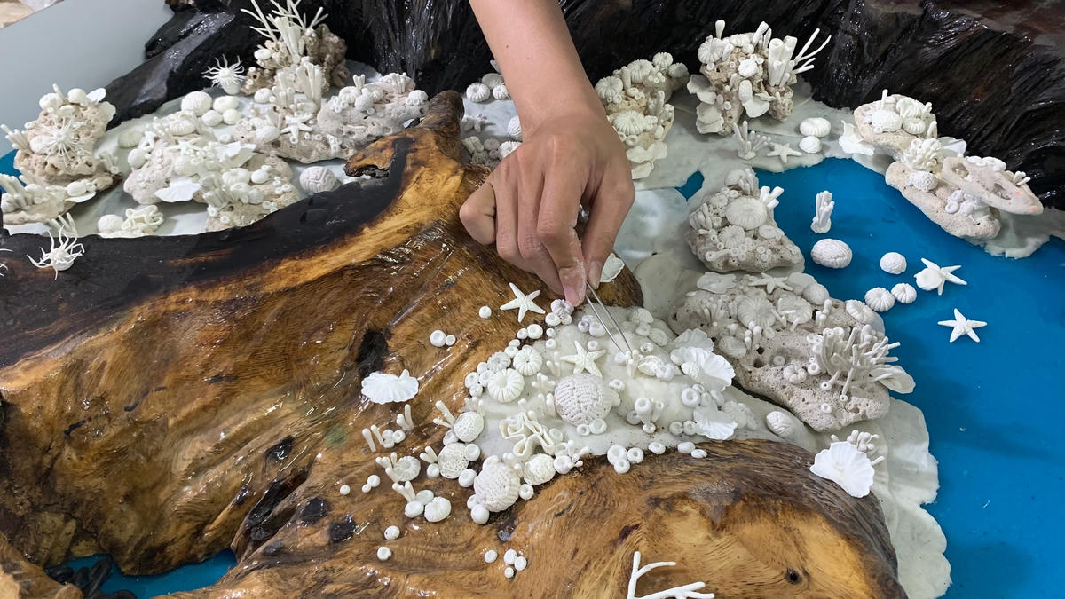 Những chiếc bàn mang cả "đại dương thu nhỏ" của anh Tùng đa dạng về chủ đề lẫn kích thước. Ảnh: NVCC. 