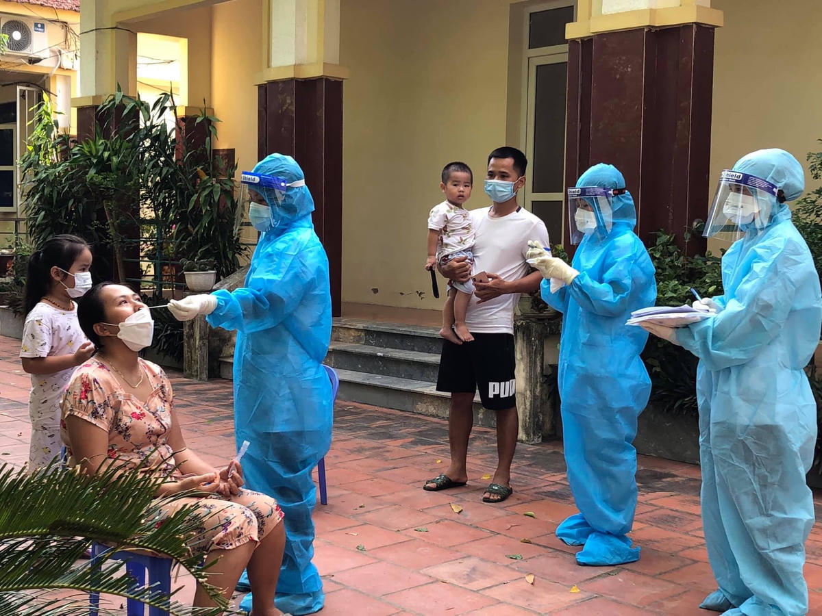 Cán bộ Y tế đến từng nhà để lấy mẫu xét nghiệm cho người dân trên địa bàn huyện Nông Cống.