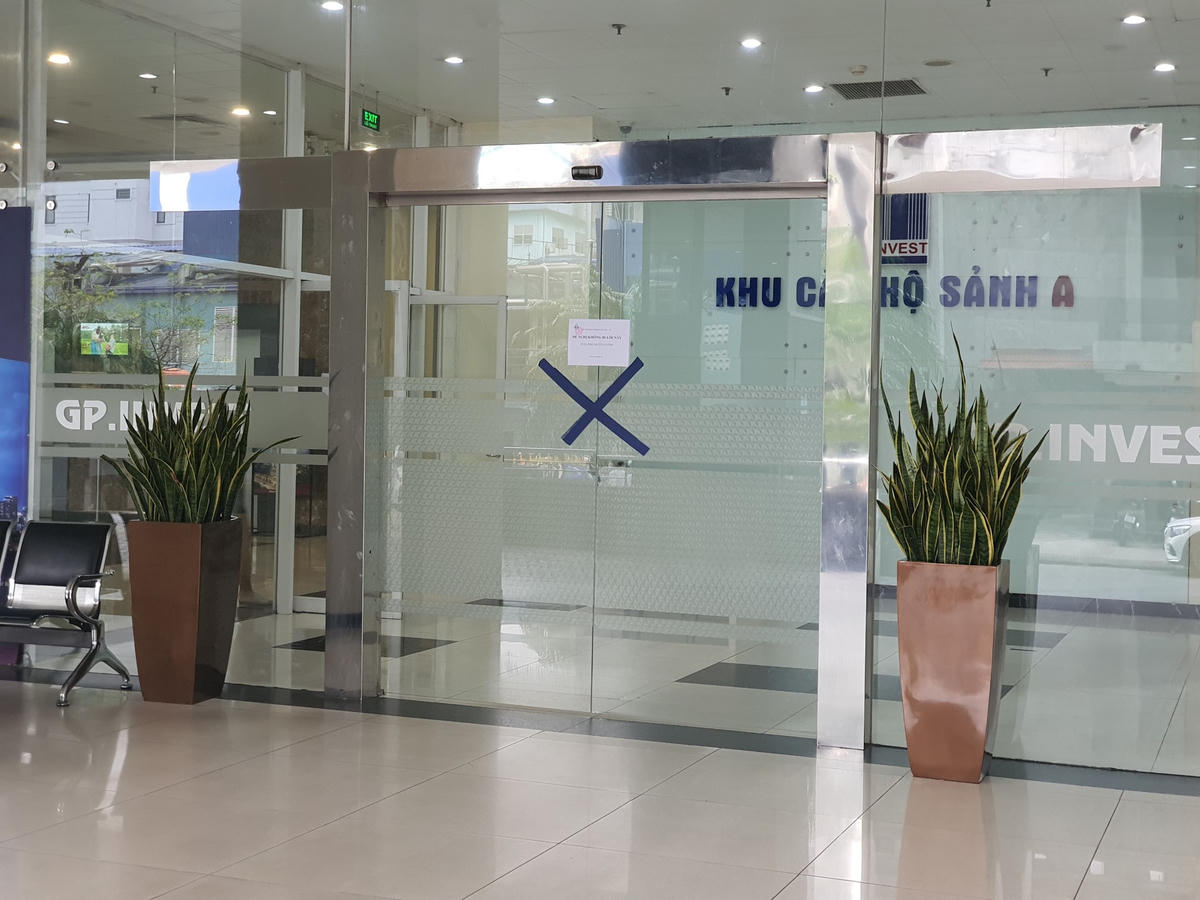 Ban quản lý chung cư 170 Đê La Thành cùng Công ty vận hành dịch vụ sẽ phối hợp tổ dân phố triển khai kiểm soát người ra vào tại tòa nhà và phân luồng lại giao thông. Tại sảnh tầng 1 chung cư chỉ để đúng 1 lối đi ra, vào nhằm đảm bảo sự an toàn của cư dân trước đại dịch Covid-19.