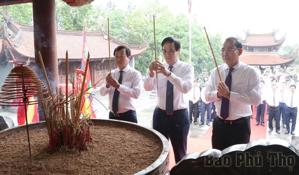 Bí thư Tỉnh ủy và Chủ tịch UBND tỉnh Phú Thọ dâng hương tưởng nhớ công lao Đức Quốc Tổ Lạc Long Quân. Ảnh: Báo Phú Thọ.
