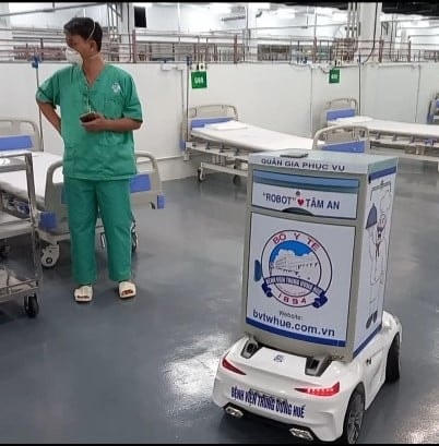 Robot được áp dụng hỗ trợ điều trị bệnh nhân. Ảnh: Hà Văn Đạo