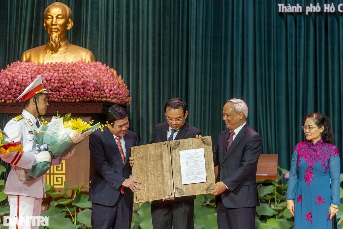 Lãnh đạo TP HCM đón nhận Nghị quyết của Ủy ban Thường vụ Quốc hội về thành lập thành phố Thủ Đức ngày 31/12 (ảnh: Phạm Nguyễn).