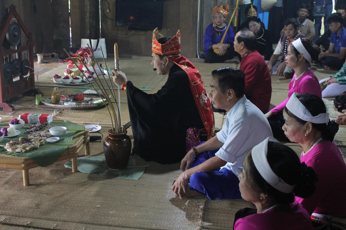 Thầy mo làm lễ cúng trong Lễ Mát nhà.