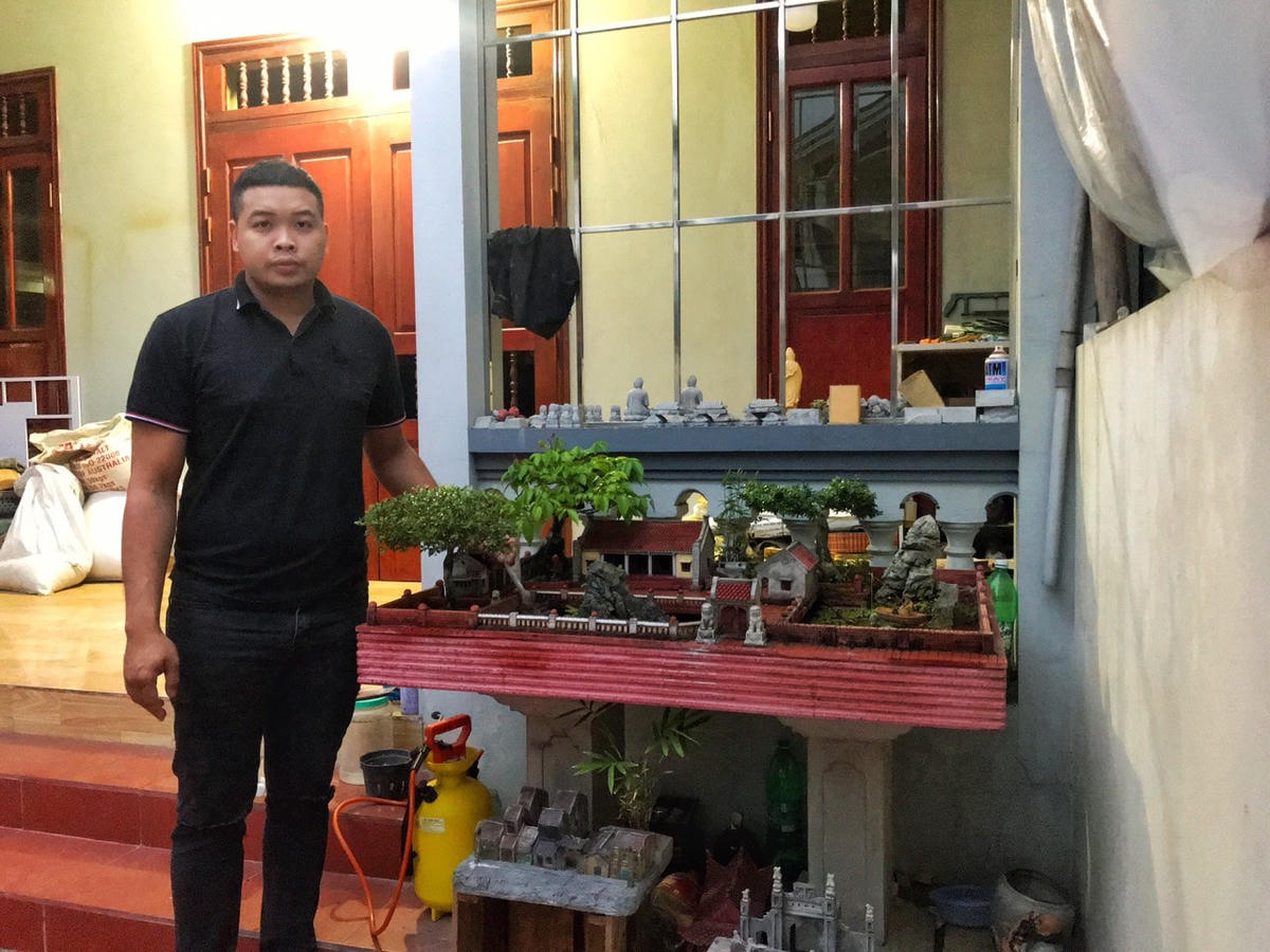 Xuất phát từ đam mê, anh Tài đã tạo nên nhiều mô hình tiểu cảnh về làng quê Bắc Bộ. Ảnh: NVCC.