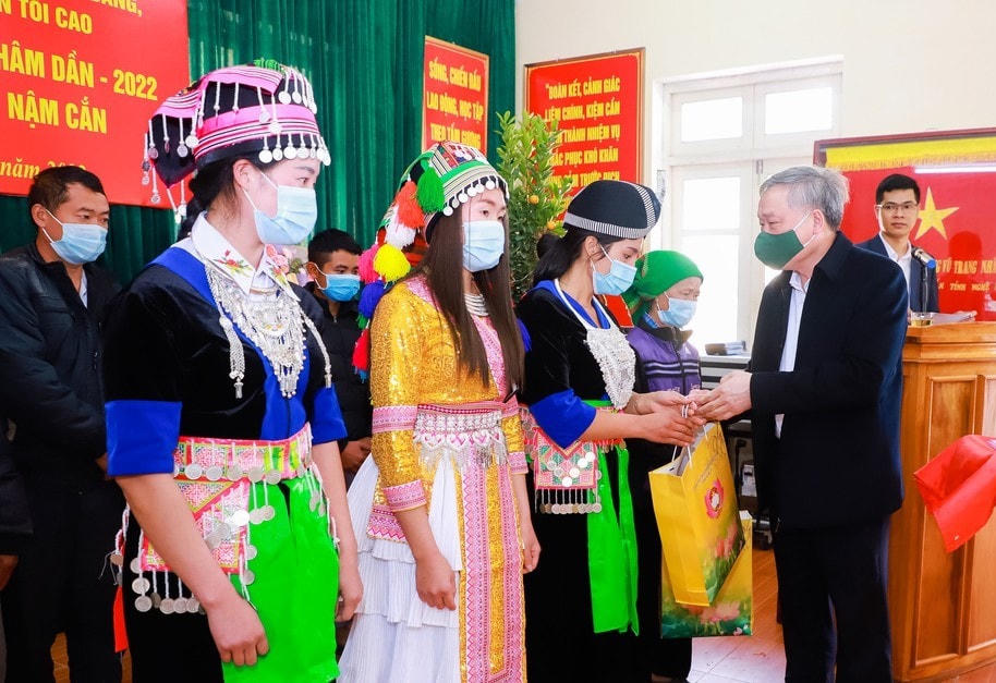 Trước đó, Chánh án TAND tối cao Nguyễn Hòa Bình, Phó Chủ tịch UBTƯ MTTQ Việt Nam Ngô Sách Thực cùng đoàn công tác đã trực tiếp trao quà cho người nghèo tại huyện biên giới Kỳ Sơn (Nghệ An).