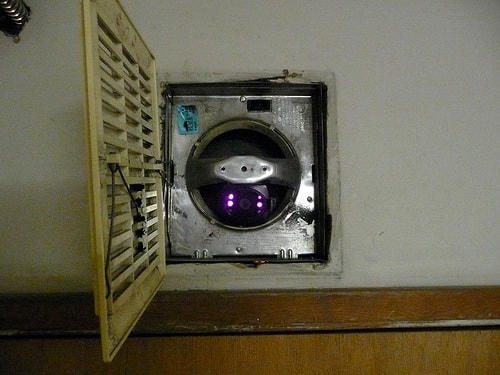 Các lỗ thông hơi trong các phòng khách sạn thường là vị trí được lựa chọn để gắn camera quay lén, do vậy bạn nên kiểm tra vị trí này mỗi khi nhận phòng.