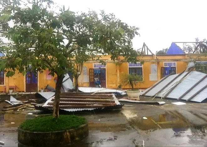 Ông Đặng Tiến Tùy, Chủ tịch UBND xã Phú Thuận (huyện Phú Vang) cho biết, đây là cơn bão có gió giật mạnh khủng khiếp nhất mà địa phương từng thấy. Bão số 13 đã khiến Trường tiểu học số 1 Phú Thuận (ảnh) bị tốc mái, nhiều ngôi nhà dân bị hư hỏng nặng.