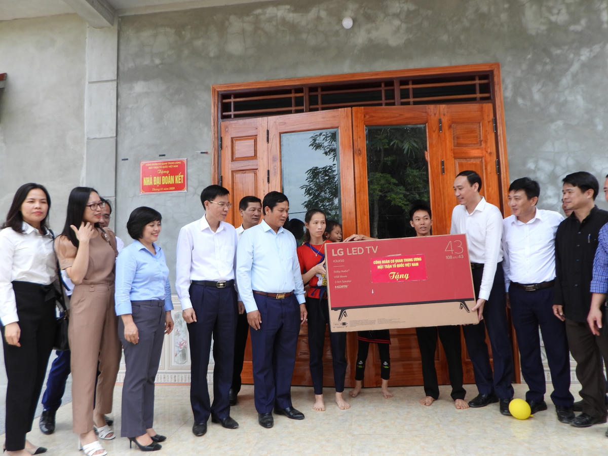 Phó Chủ tịch Phùng Khánh Tài cùng đoàn công tác của Ủy ban Trung ương MTTQ Việt Nam bàn giao nhà Đại đoàn kết cho hộ nghèo tại xóm Đồng Lá 2.