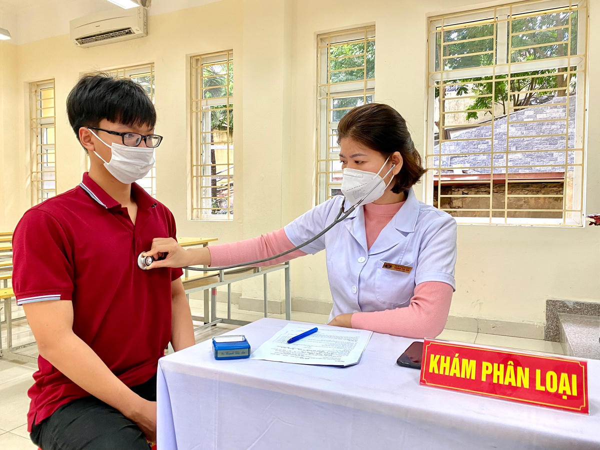 Nhân viên y tế thực hiện khám sàng lọc cho các em học sinh.