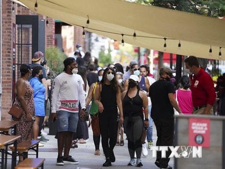 Người dân đeo khẩu trang phòng lây nhiễm Covid-19 tại một khu chợ ở New York, Mỹ, ngày 7/9 vừa qua. (Ảnh: THX/TTXVN).