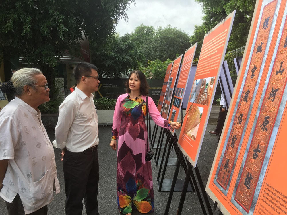Đại biểu xem Triển lãm “Ngô Quyền - vị tổ trung hưng đất nước” trong khuôn khổ Hội thảo.