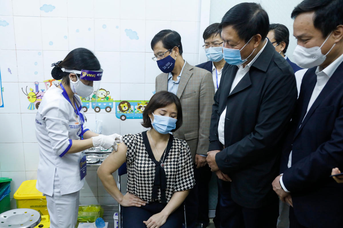 Người đầu tiên tiêm vaccine ngừa Covid-19 tại Hải Dương, ngày 8/3.