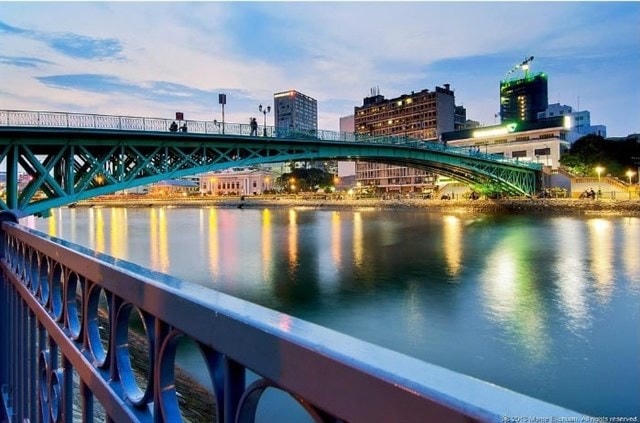 Cầu Mống là một trong những địa điểm ưa thích được người dân Sài Gòn chọn làm nơi xem bắn pháo hoa. Nguồn: Internet.