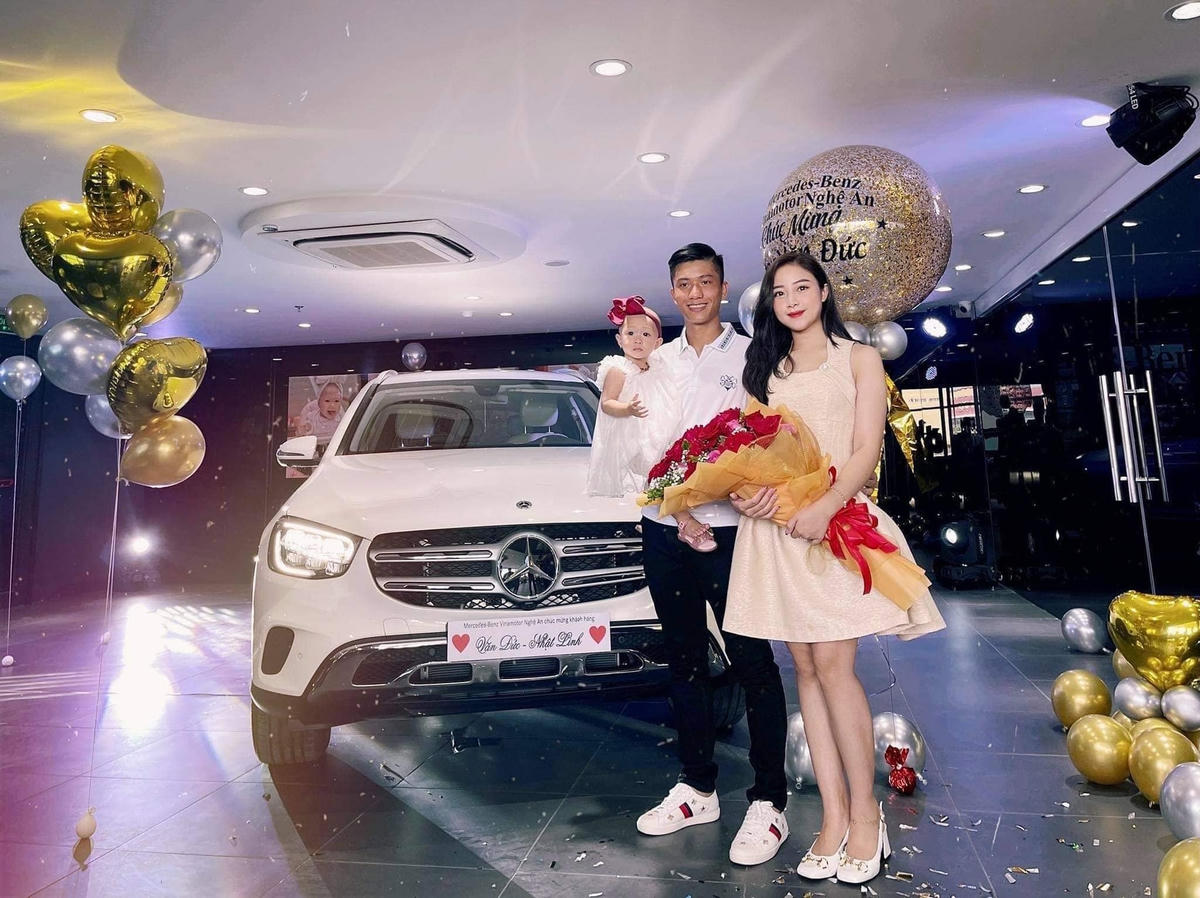 Vợ chồng cầu thủ Phan Văn Đức tậu xe mới.
