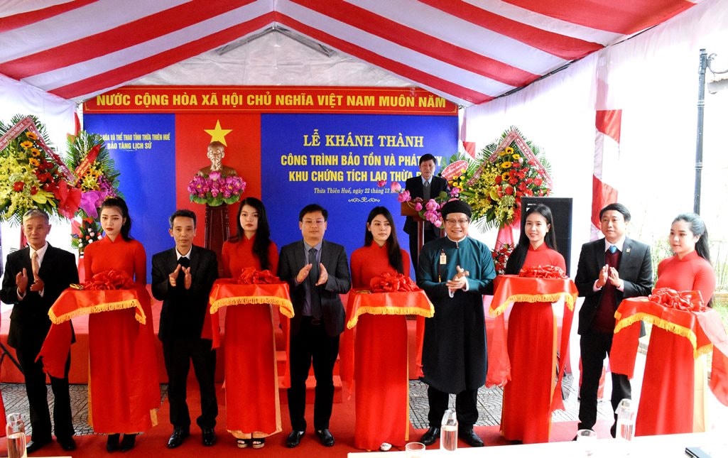 Cắt băng khánh thành công trình bảo tồn và phát huy khu chứng tích lao Thừa Phủ.  