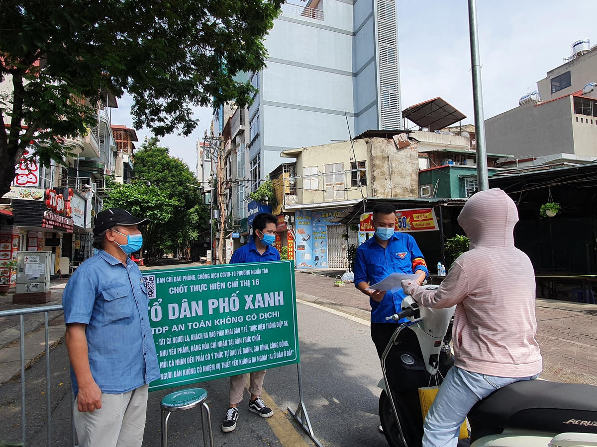 Đội ngũ thanh niên tình nguyện và tổ Covid cộng đồng cũng tham gia tích cực vào hoạt động kiểm tra giấy tờ tại các chốt chặn. 