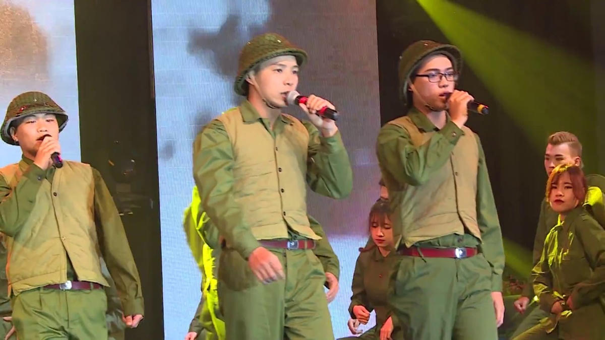 Ca khúc “Hò kéo pháo” của nhạc sĩ Hoàng Vân được nhiều nghệ sĩ biểu diễn.