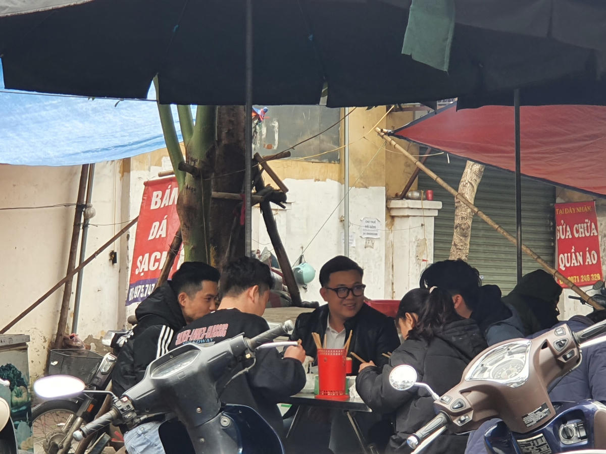 Nhiều quán bún, phở cũng nhân cơ hội này đẩy giá cao hơn ngày thường. Một quán bún riêu nổi tiếng trên đường Tô Hiệu bán đồng giá 60.000 đồng/bát. Một số quán khác cũng tăng từ 5.000 đến 10.000 đồng/bát dù đã hết Tết.