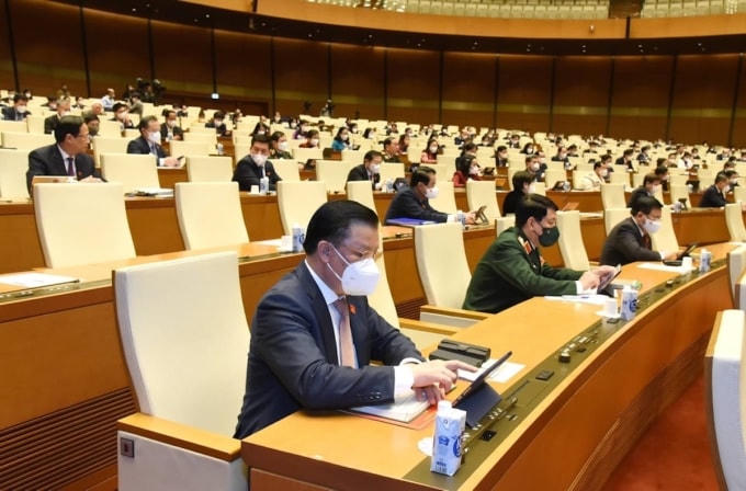 Đại biểu Quốc hội bấm nút thông qua Nghị quyết về chính sách tài khoá, tiền tệ để hỗ trợ chương trình phục hồi và phát triển kinh tế, chiều 11/1.