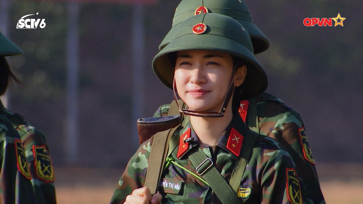 Hòa Minzy trên thao trường. 
