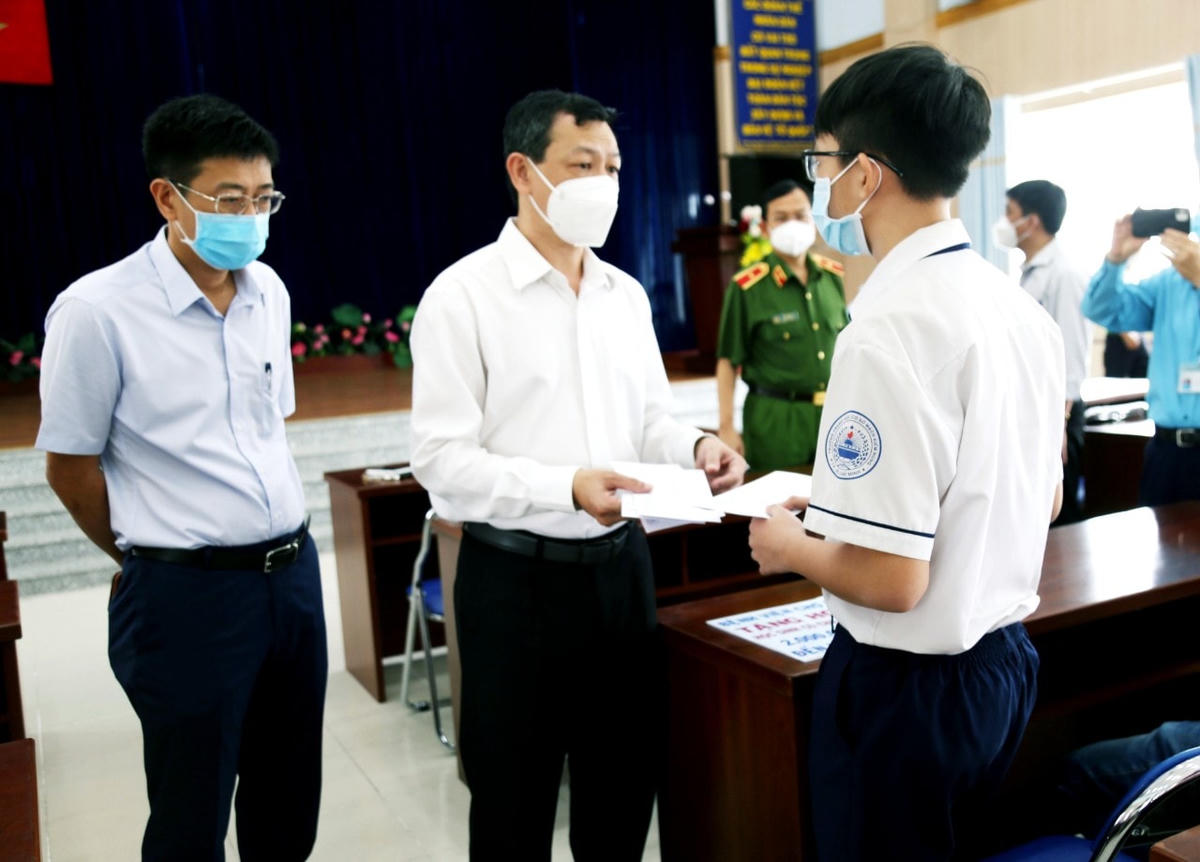 Giám đốc Bệnh viện Chợ Rẫy trao học bổng cho học sinh mất cha, mẹ  vì nhiễm Covid-19.