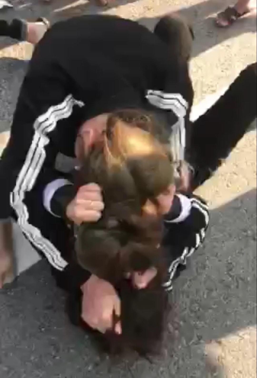 Liên tục bị đánh đập nên 1 trong 2 thiếu nữ đã gục xuống đường.  