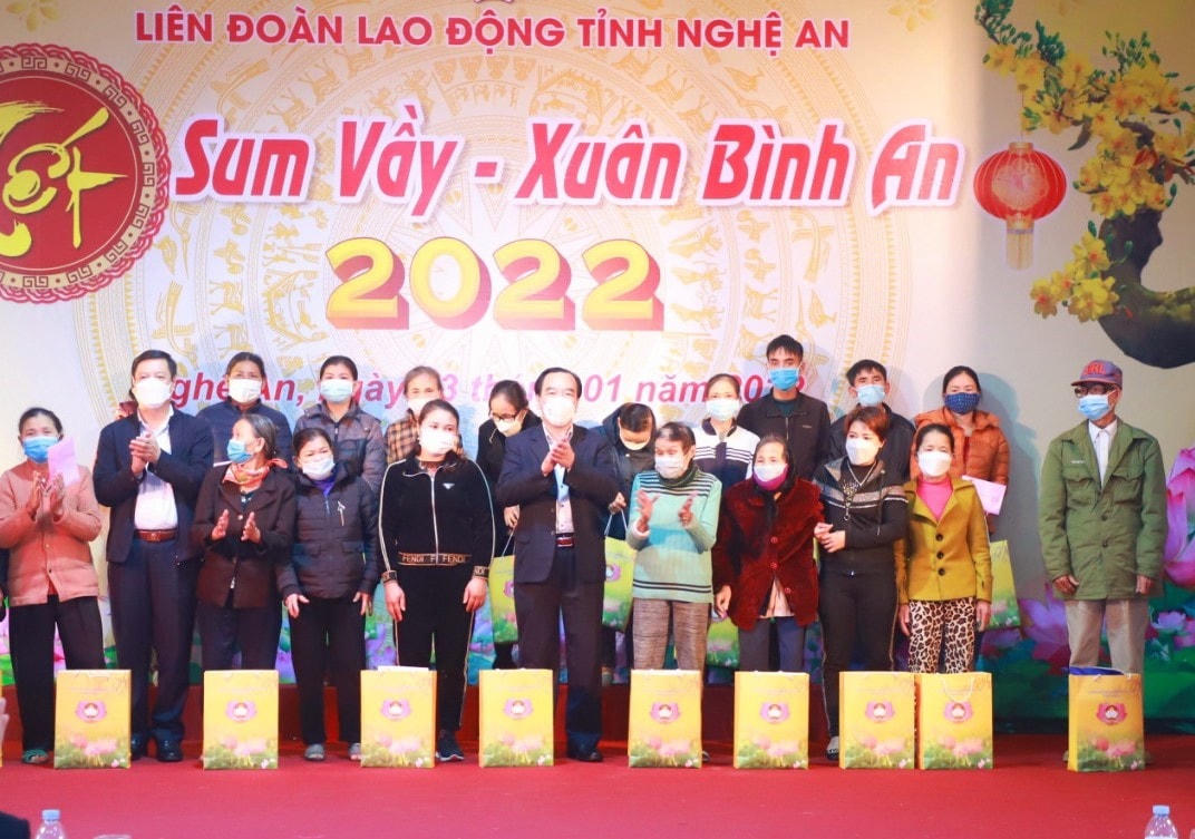 Ông Ngô Sách Thực, Phó Chủ tịch UBTƯ MTTQ Việt Nam trao 20 suất quà cho các gia đình có hoàn cảnh khó khăn.