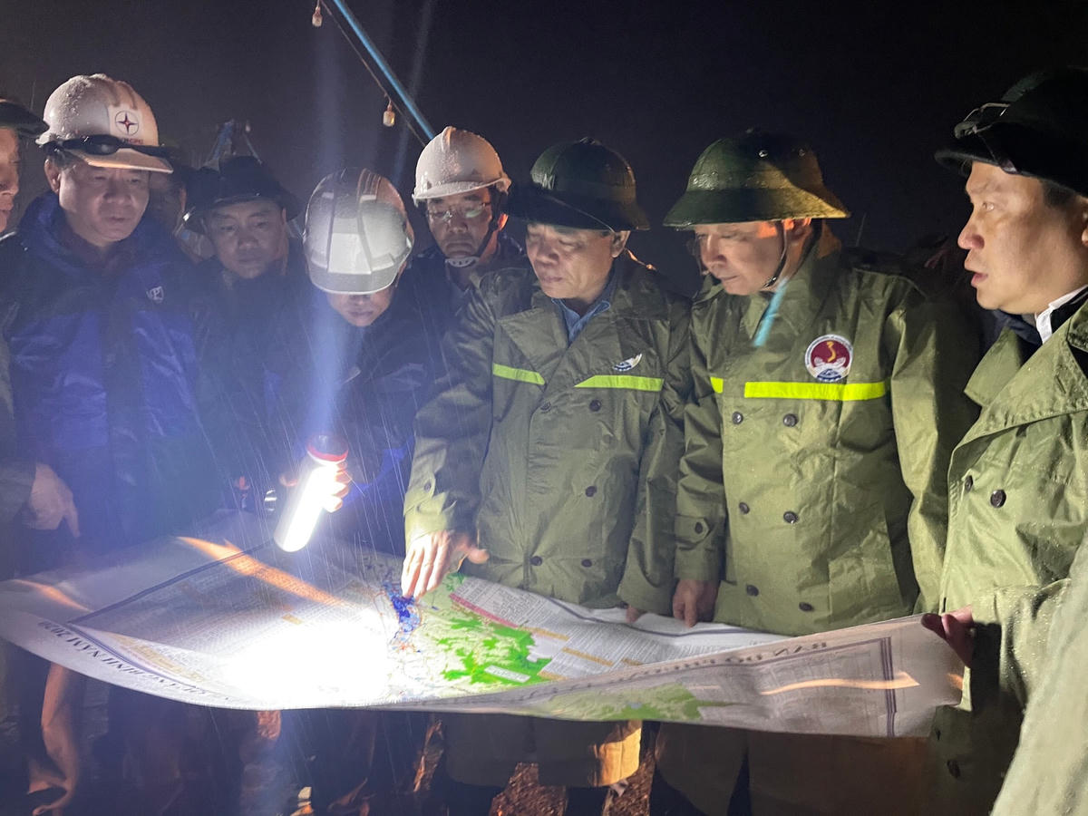 Đoàn công tác kiểm tra tại khu neo đậu tàu thuyền tránh trú bão ở cửa Gianh.