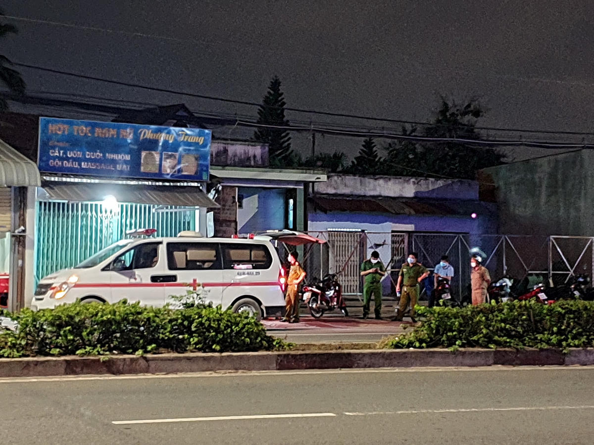 Công an đưa thi thể nạn nhân đi khám nghiệm tử thi. Ảnh: TL