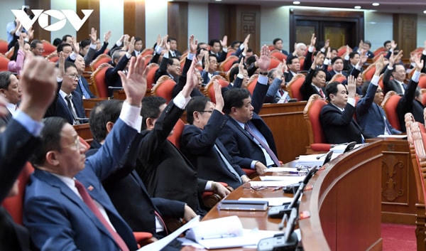 Các đại biểu biểu quyết tại Hội nghị. Ảnh: VOV.