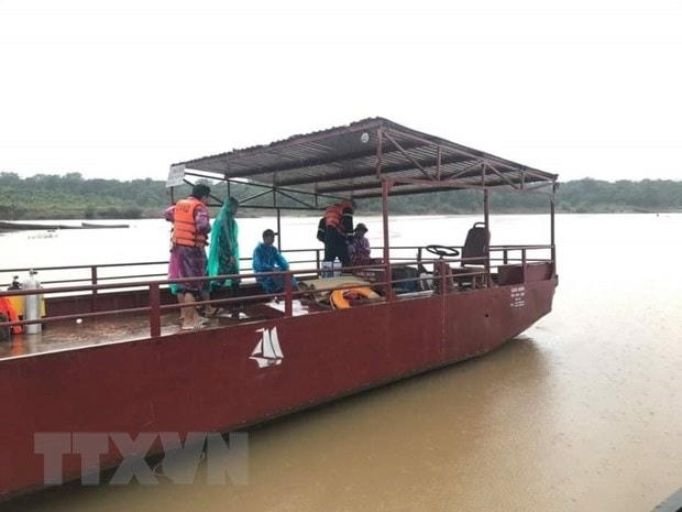 Lực lượng chức năng tìm kiếm thi thể nạn nhân. (Ảnh: TTXVN phát).