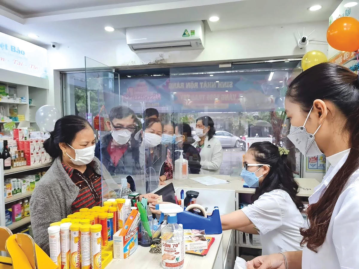 Người dân đổ xô đi mua thuốc và kit xét nghiệm.