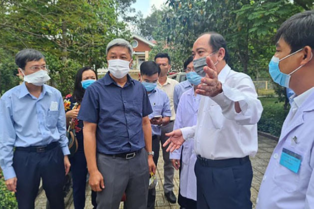 Thứ trưởng Bộ Y tế Nguyễn Trường Sơn kiểm tra công tác phòng, chống dịch Covid-19 tại Bệnh viện Bệnh lý hô hấp cấp tính Củ Chi, TP HCM. Ảnh: TBTC.