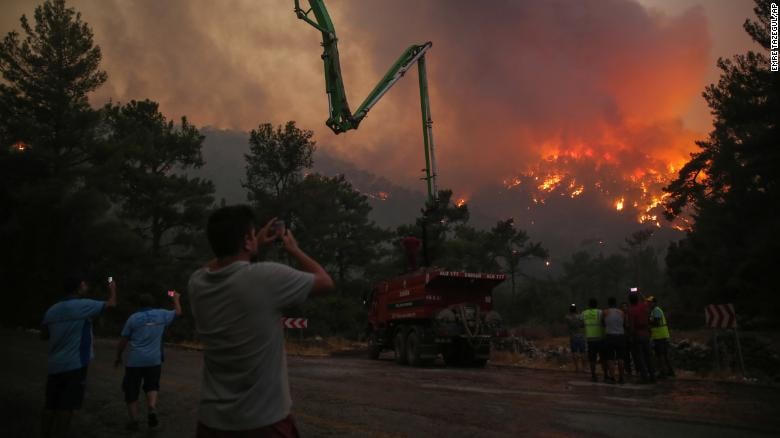 Ngọn lửa kinh hoàng xung quanh làng Cokertme, gần Bodrum, Thổ Nhĩ Kỳ. (Ảnh: CNN).