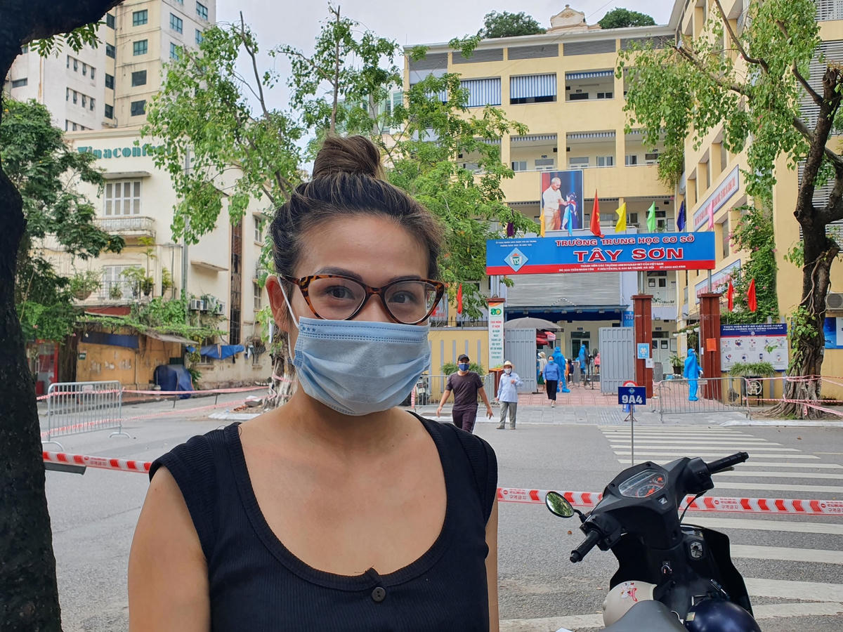 Chị Nguyễn Phương Anh (36 tuổi) cho biết, quy trình lấy mẫu rất nhanh gọn, đơn giản và không mất thời gian. Mọi công tác chuẩn bị và phòng trách dịch Covid-19 đều được ban tổ chức thực hiện rất tốt.