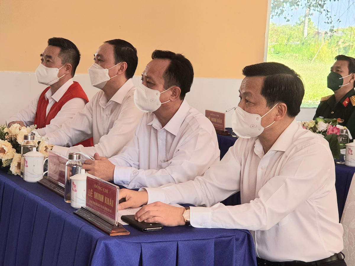 Phó Chủ tịch UBTƯ MTTQ Việt Nam Phùng Khánh Tài cùng đoàn công tác Chính phủ tại buổi thăm và trao quà ở TP Bạc Liêu, tỉnh Bạc Liêu.