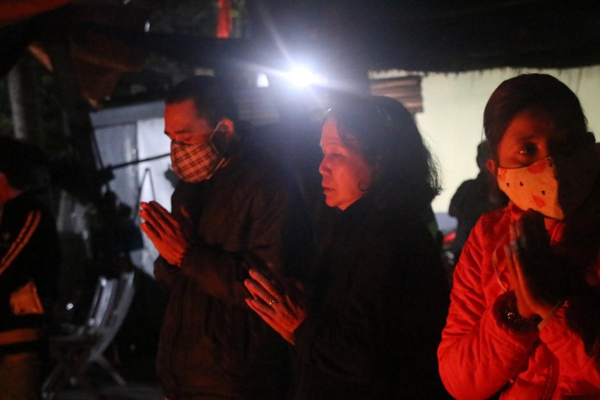 Cầu nguyện cho các nạn nhân.