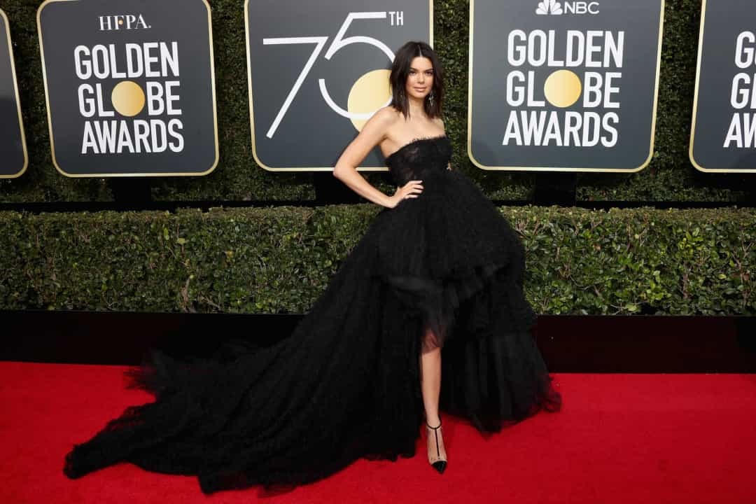 Kendall Jenner với chiếc váy vải tuyn đen tại lễ trao giải năm 2018.  