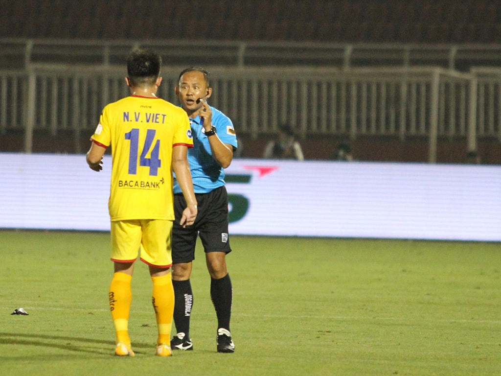 Trận đấu có khá nhiều tranh cãi và va chạm.