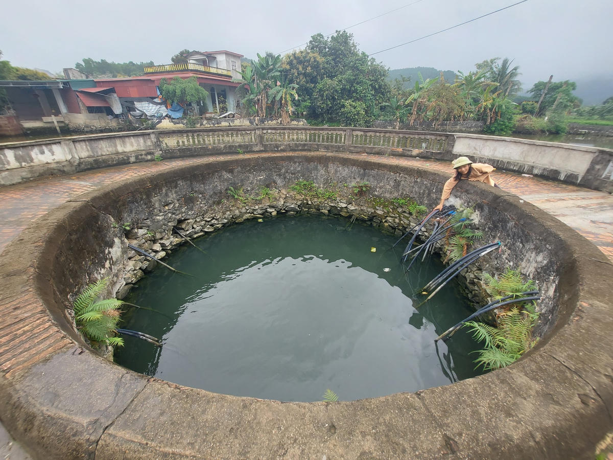 Nhiều hộ dân ở thôn Đồng Ô (xã Hà Tiến) phải sử dụng nguồn nước từ giếng làng vì nước giếng khoan đã bị nhiễm mặn.