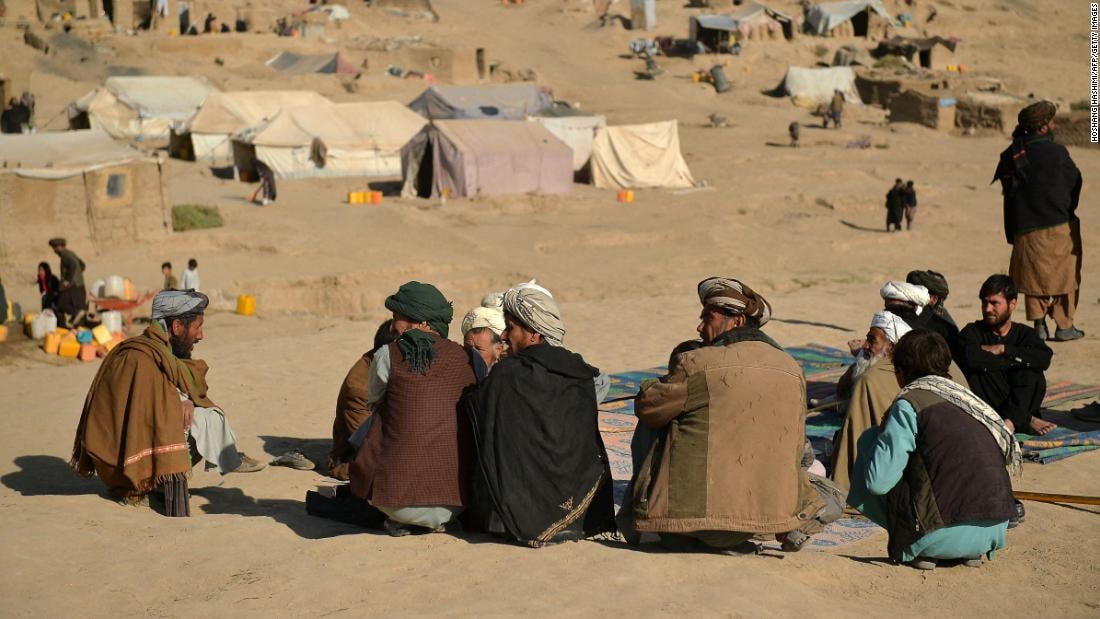 Những người đàn ông ngồi tại trại di cư ở Qala-i-Naw, tỉnh Badghis, Afghanistan.