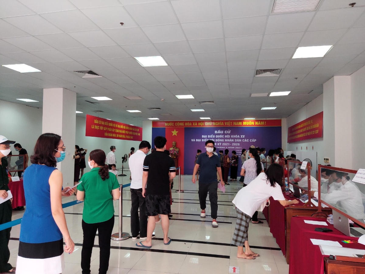 Bên trong khu vực bầu cử số 8 phường Láng Hạ.