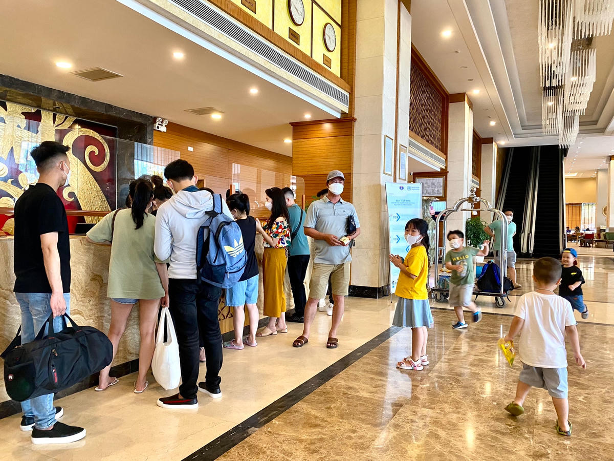 Các cơ sở lưu trú ở Hạ Long tất bật đón khách nhân dịp 30/4-1/5. Theo bà Lê Hồng Thủy, Phó Giám đốc Khách sạn Mường Thanh Quảng Ninh, khách sạn đã kín phòng dịp 30/4-1/5 từ cách đây 10 ngày. Ngay từ chiều ngày hôm nay (29/4), các đoàn khách đã tới “check in” rất đông để có thể kịp tham dự Carnaval Hạ Long.