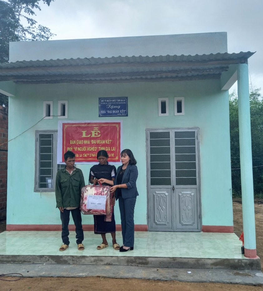 Bà Phạm Thị Lan, Phó Chủ tịch Ủy ban MTTQ Việt Nam tỉnh Gia Lai, trao nhà Đai đoàn kết cho hộ nghèo.